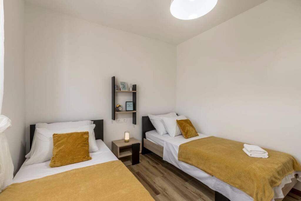 Apartment By Joe Trogir Bagian luar foto