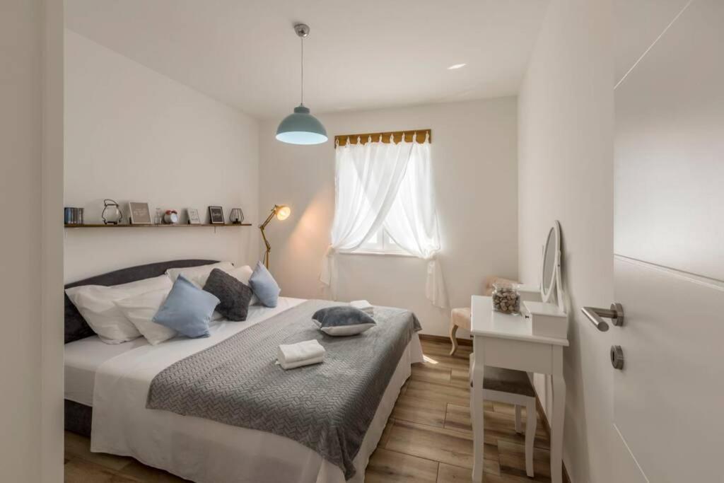 Apartment By Joe Trogir Bagian luar foto