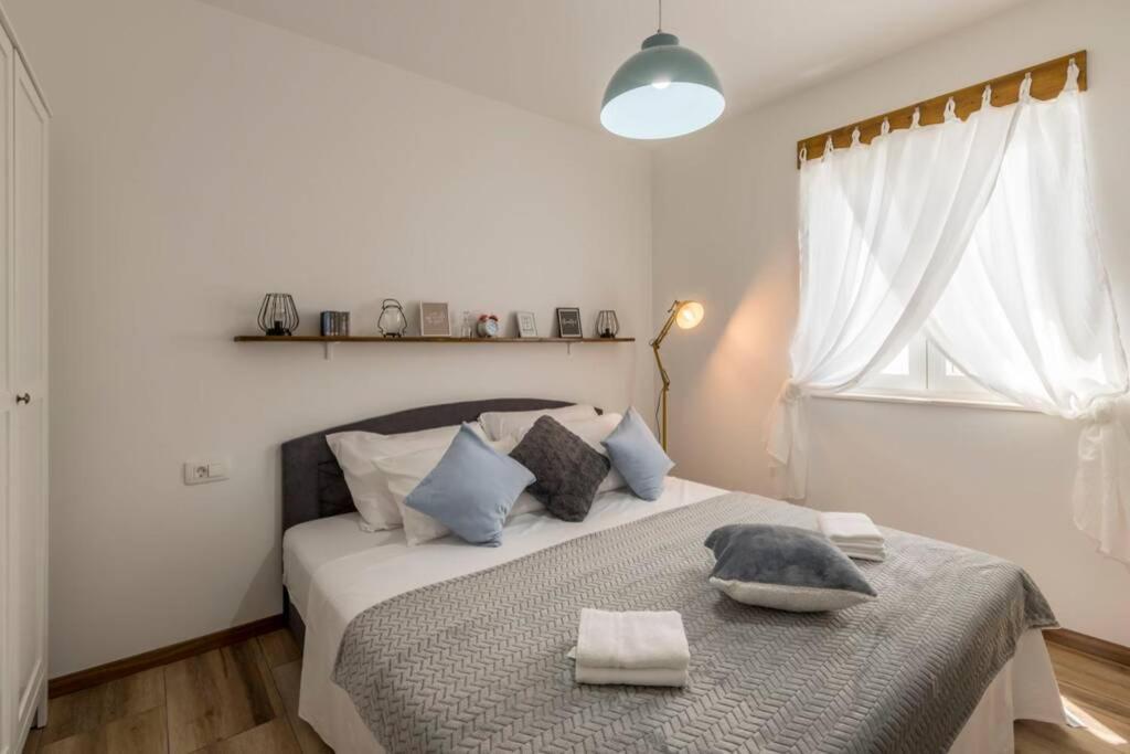 Apartment By Joe Trogir Bagian luar foto