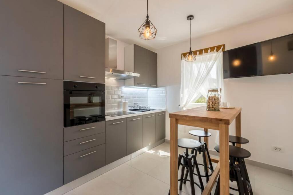 Apartment By Joe Trogir Bagian luar foto