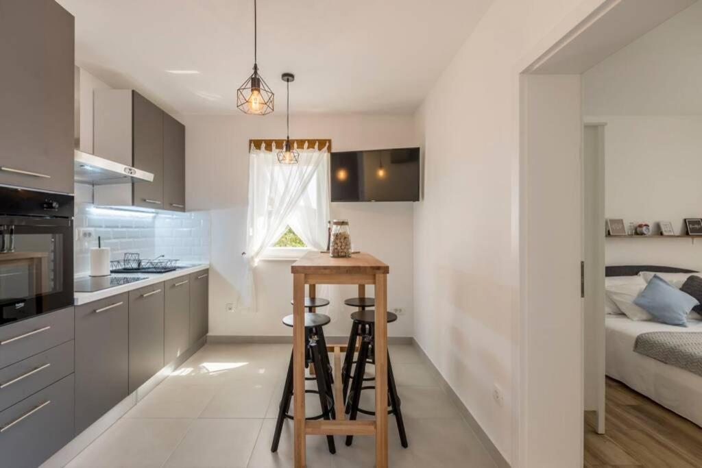 Apartment By Joe Trogir Bagian luar foto